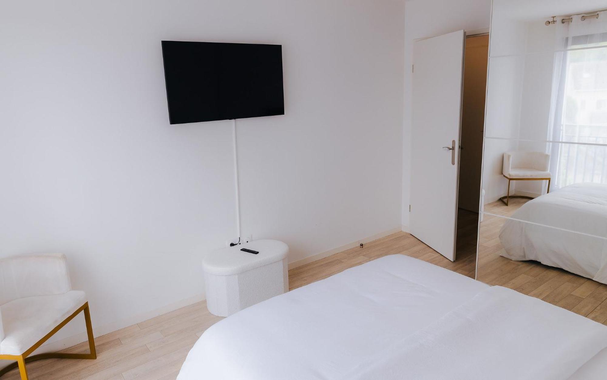 Appartement Luxueux, Neuf & Equipe A Versailles, Сен-Сир-л'Эколь Экстерьер фото