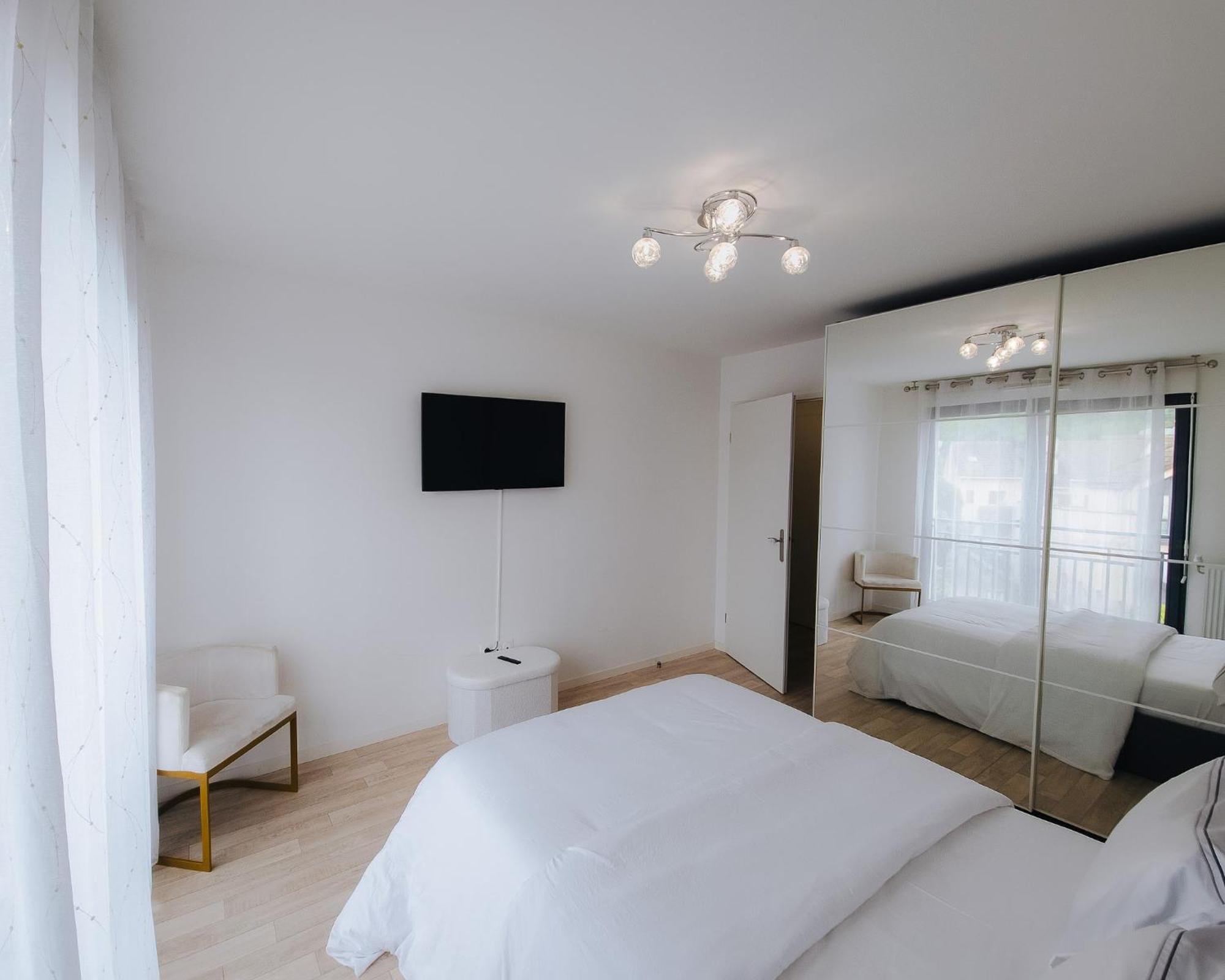 Appartement Luxueux, Neuf & Equipe A Versailles, Сен-Сир-л'Эколь Экстерьер фото